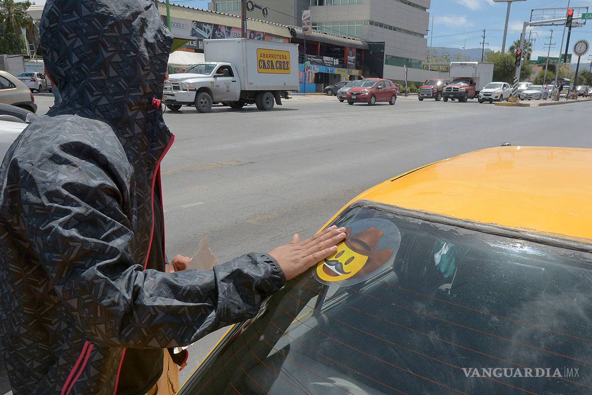 Grupo de jóvenes pegan calcas en Saltillo; aseguran que Guadiana los envió a hacer propaganda