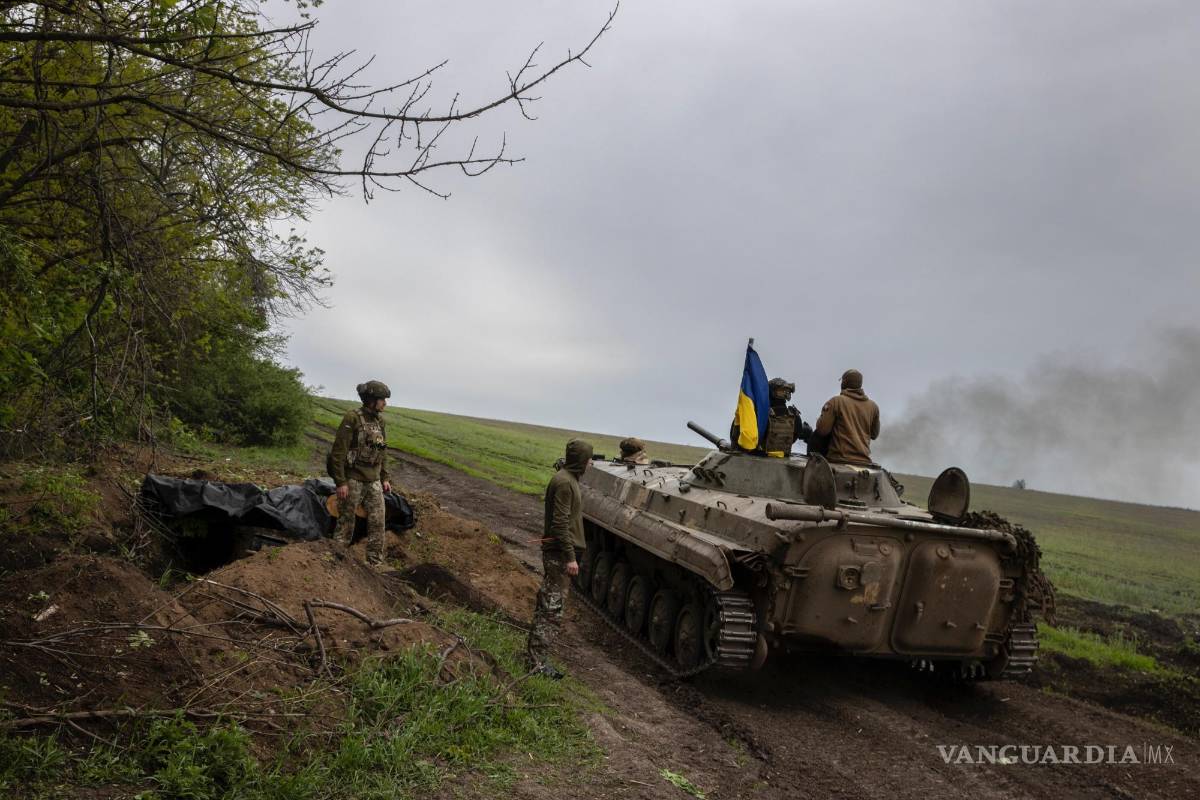 $!Miembros de la 28.a Brigada Mecanizada de Ucrania durante una misión para disparar contra un objetivo ruso en dirección a Bakhmut en el este de Ucrania.