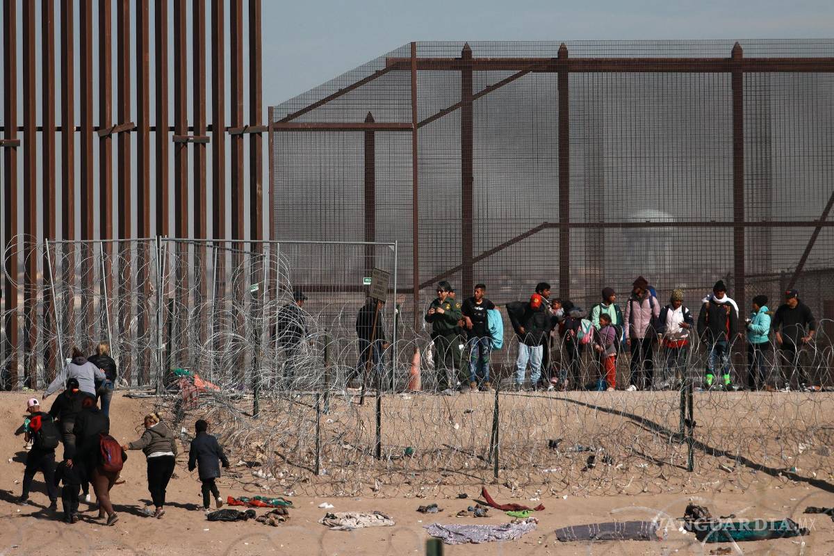 $!Migrantes intentan cruzar la frontera que divide a México de los Estados Unidos, el 17 de enero de 2024, en Ciudad Juárez (México).