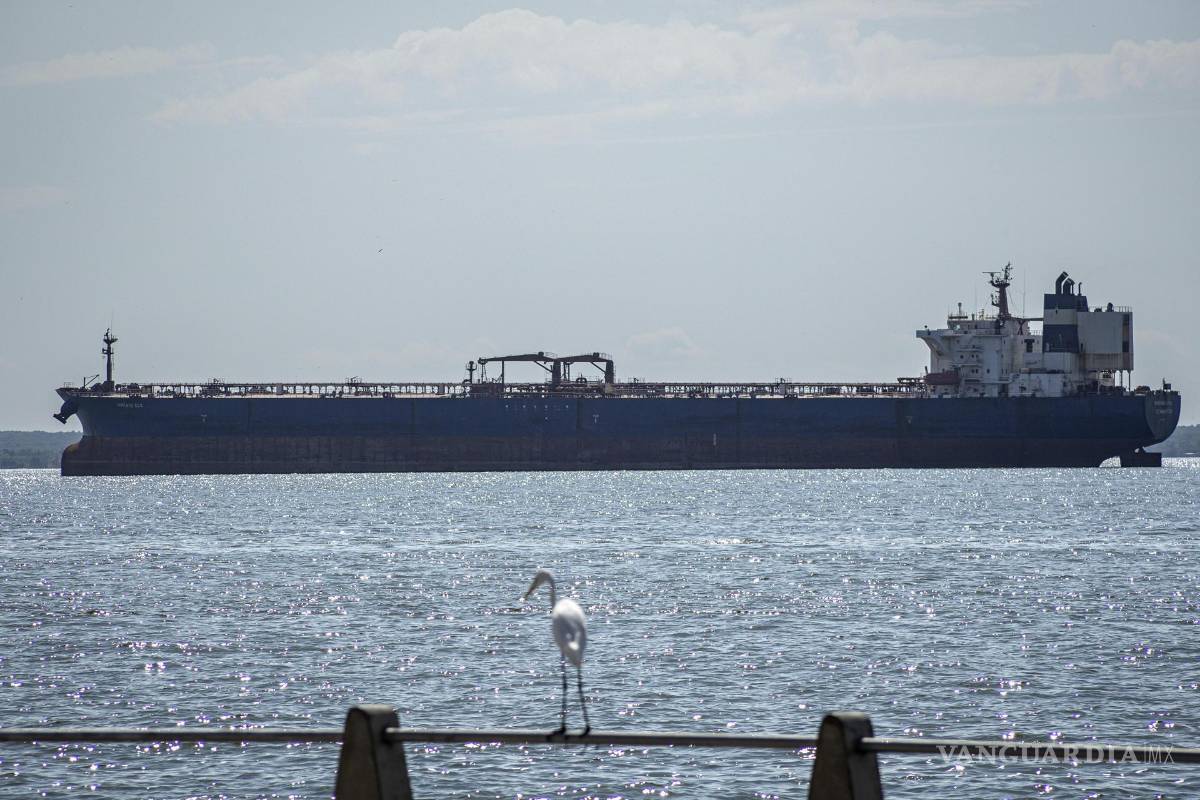 $!Un buque tanquero de petróleo navegando en Maracaibo, Venezuela.