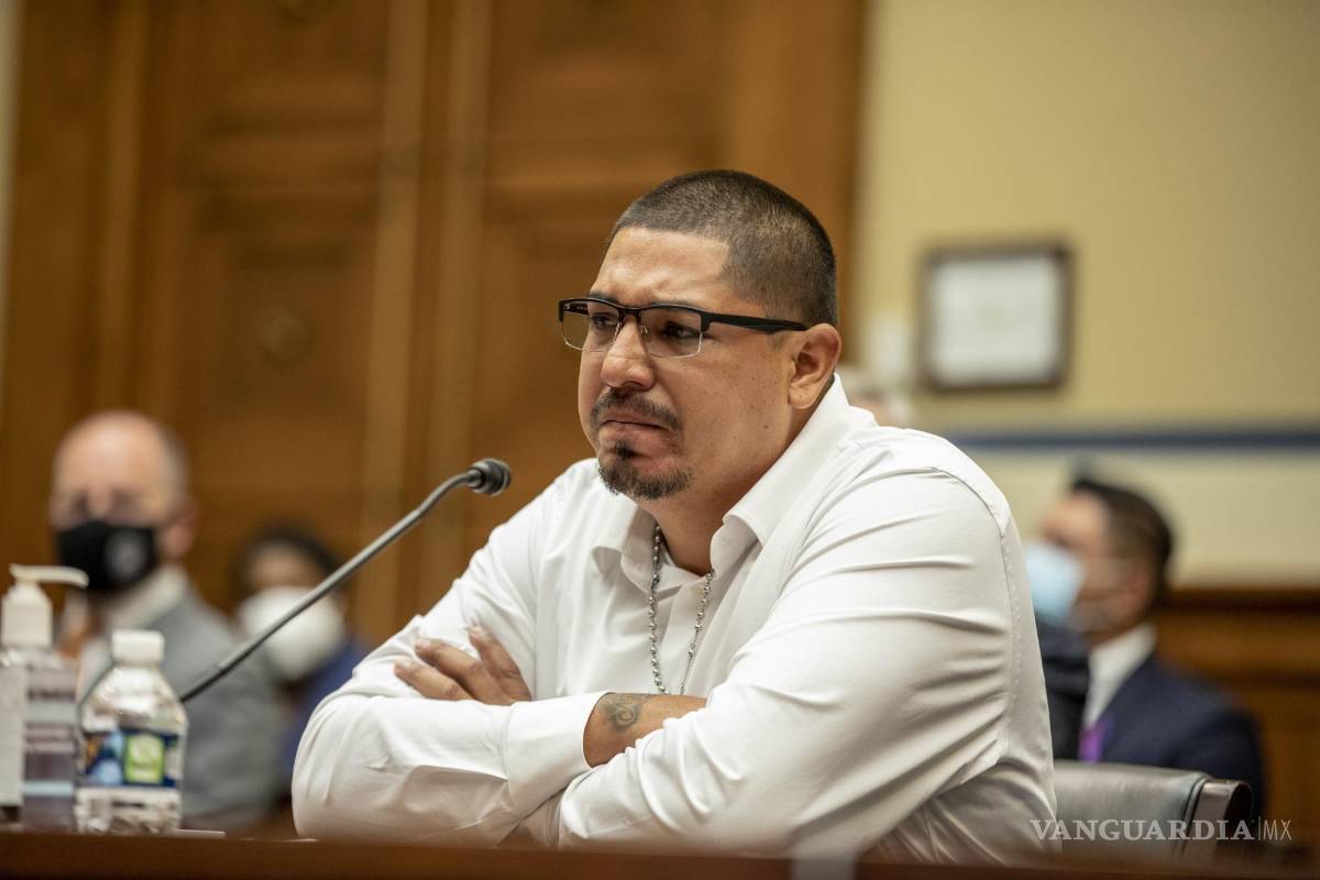 $!Miguel Cerrillo, padre de Miah Cerrillo, llora mientras testifica ante el Comité de Reforma y Supervisión de la Cámara de Representantes en Washington.