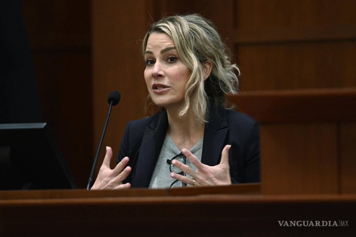 $!La psicóloga clínica y forense Shannon Curry testifica en el Tribunal de Circuito del Condado de Fairfax, en Fairfax, Virginia, el martes 26 de abril.