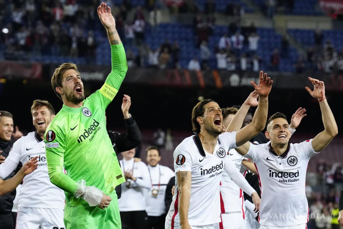 $!Los jugadores del Eintracht celebran el pase del equipo alemán a las semifinales de la Liga Europa tras derrotar al FC Barcelona.