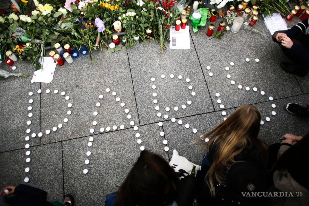 Neoyorquinos rinden homenaje a víctimas de Francia
