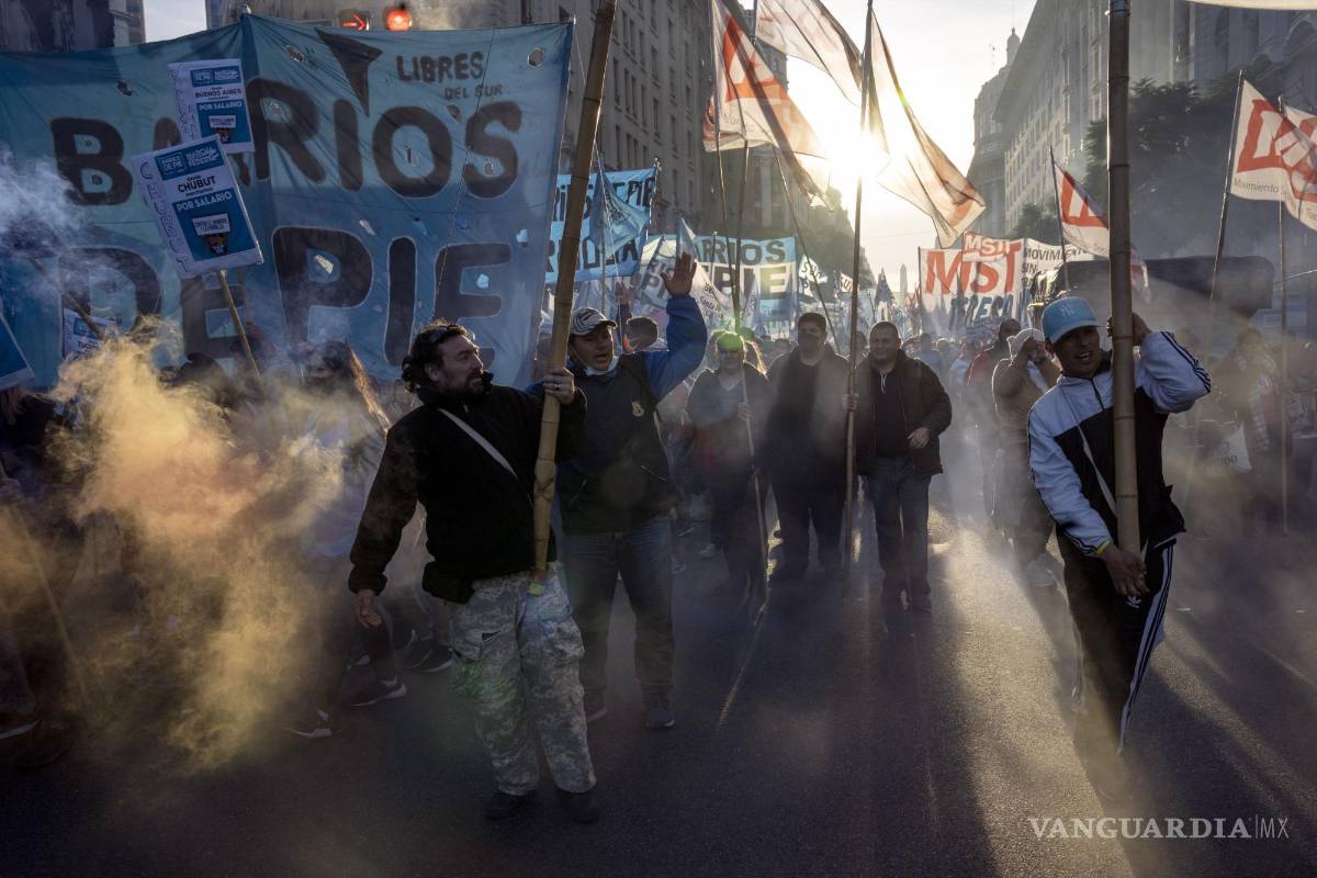 $!La gente camina hacia la Plaza de Mayo en una marcha organizada por organizaciones sociales que representan a desempleados para protestar contra la política económica del gobierno en Buenos Aires, Argentina, el 12 de mayo de 2022.