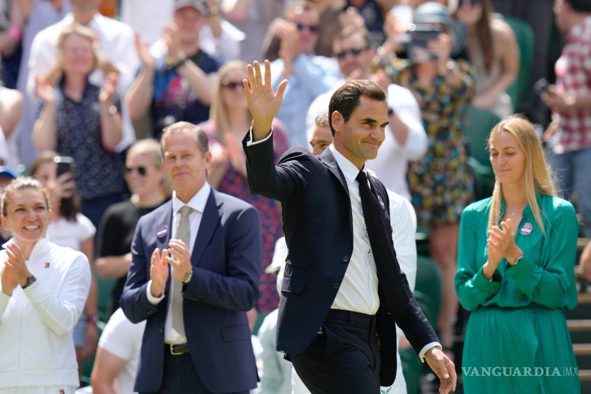 $!Roger Federer saluda durante una celebración de los 100 años del torneo de Wimbledon en Londres, el 3 de julio de 2022.