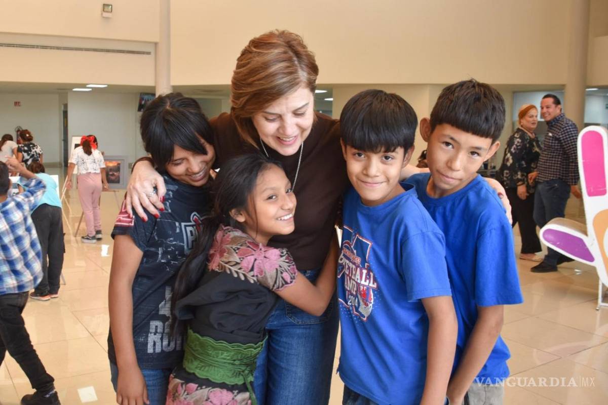 $!Selina Bremer de Cepeda convivió con las niñas y los niños de Casa Puente durante la presentación de la muestra artística.