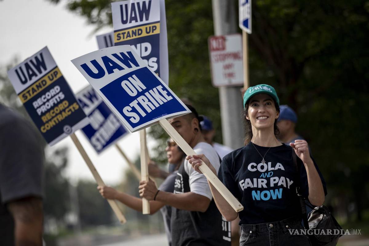 $!Miembros del sindicato UAW (United Auto Workers) se manifiestan en la entrada de una instalación de General Motors en Rancho Cucamonga, California.