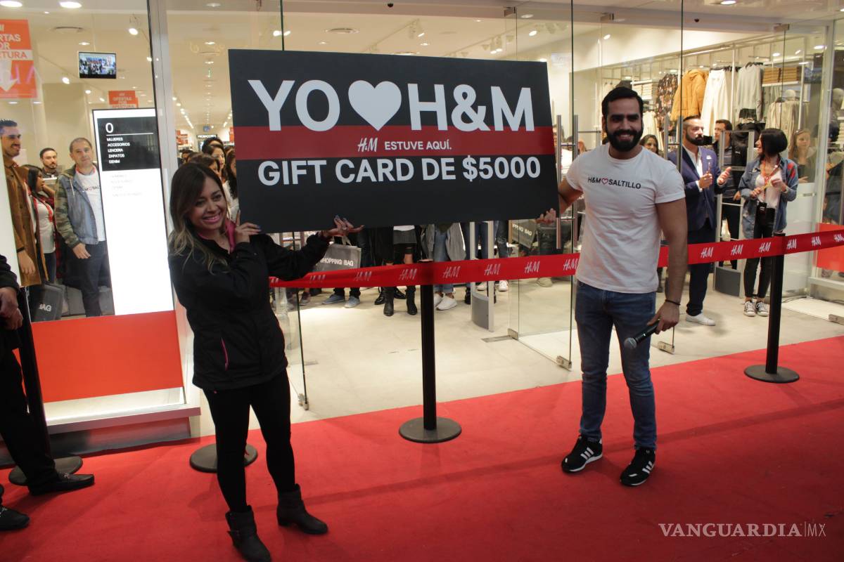 Primera clienta de H&amp;M Saltillo gana tarjeta con ¡5 mil pesos!
