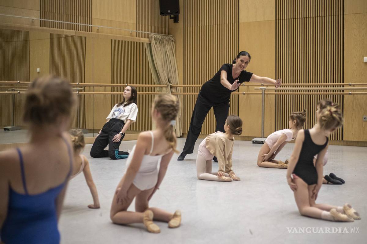 $!Jana Jodasova, directora de la Escuela Preparatoria de Ballet del Teatro Nacional, trabaja con niños que huyeron de la guerra en Ucrania.