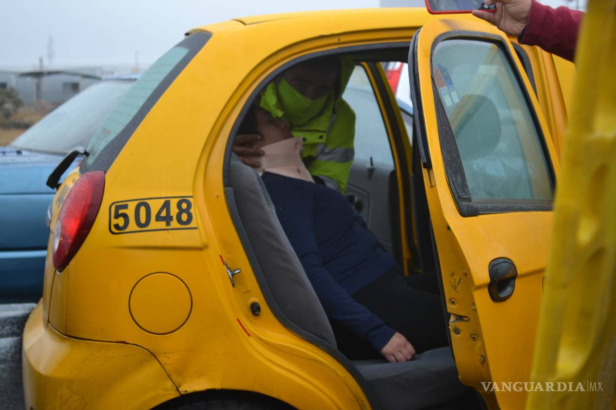 $!Al hospital pasajera por descuido de un taxista