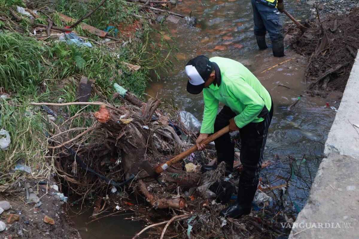 $!Se retiró basura y escombro del arroyo en la colonia Río Verde para prevenir riesgos de inundación.