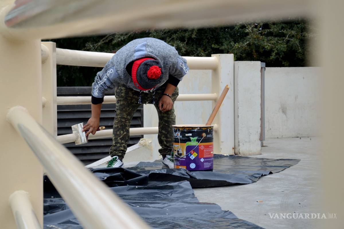 Remozan y eliminan graffiti de la Plaza Mayor en Torreón