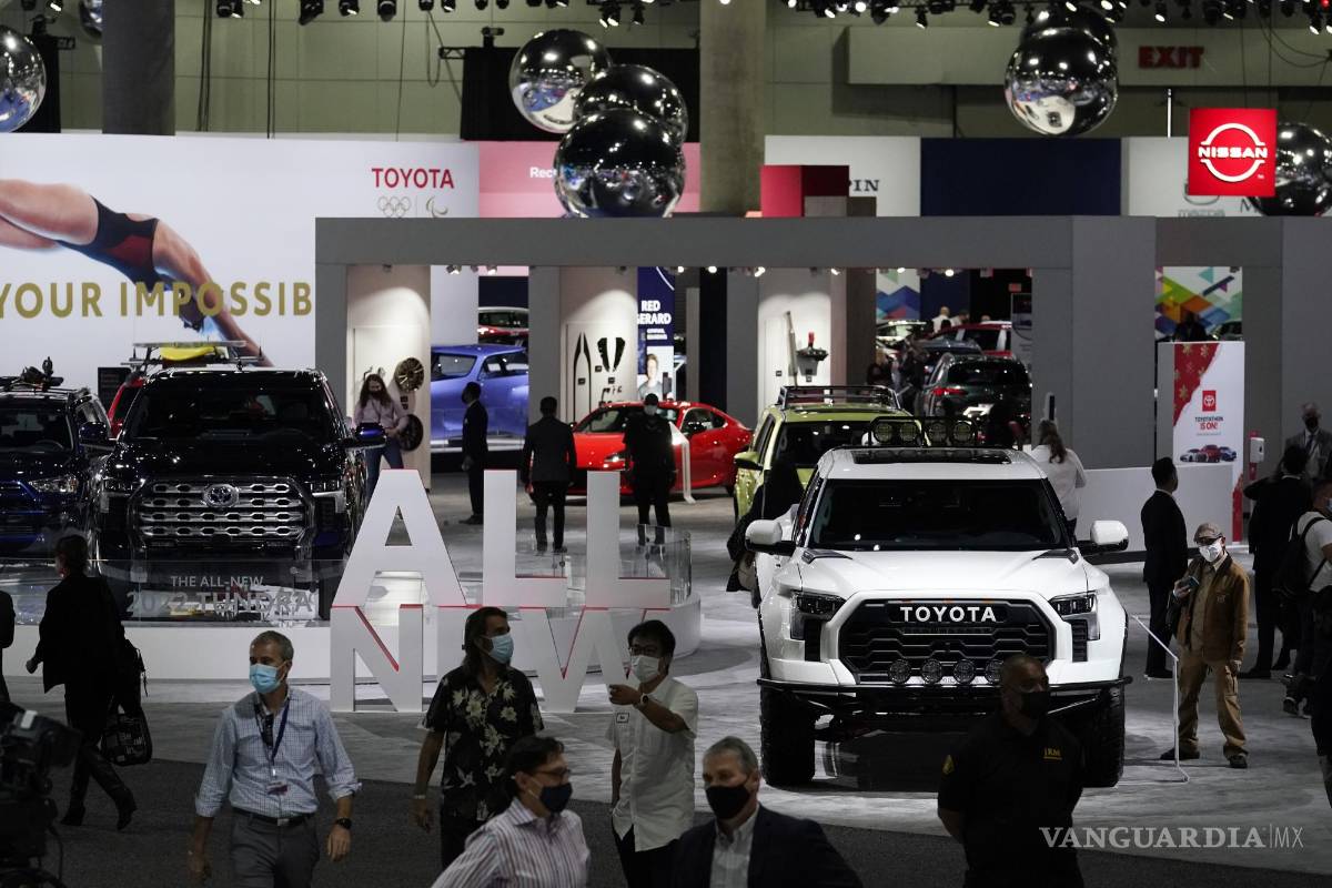 $!Los autos de varios fabricantes de automóviles se exhiben en el salón del automóvil AutoMobility LA en Los Ángeles, California. AP/Marcio Jose Sanchez