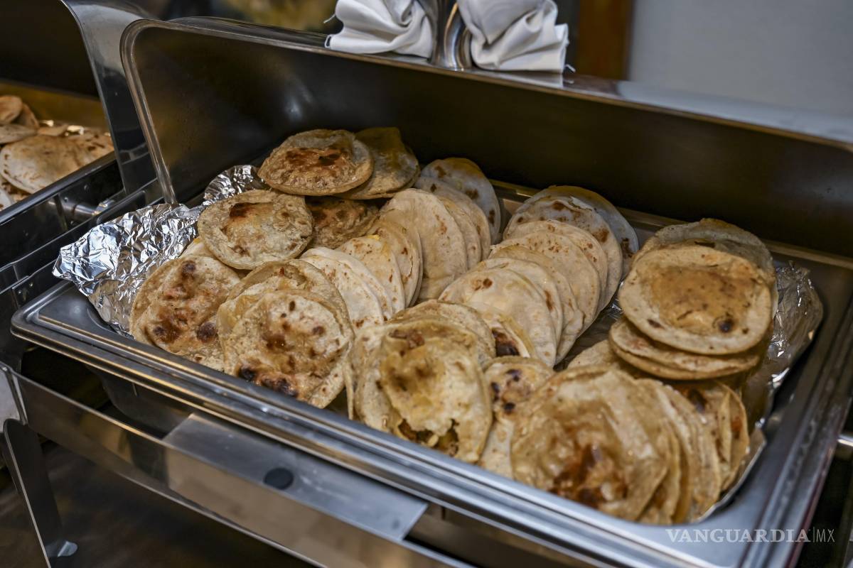 $!Como parte de la experiencia al cruzar la meta, los corredores recibirán dos gorditas preparadas por las voluntarias del Banco de Alimentos de Saltillo; para esta edición se elaborarán alrededor de 2 mil 400.