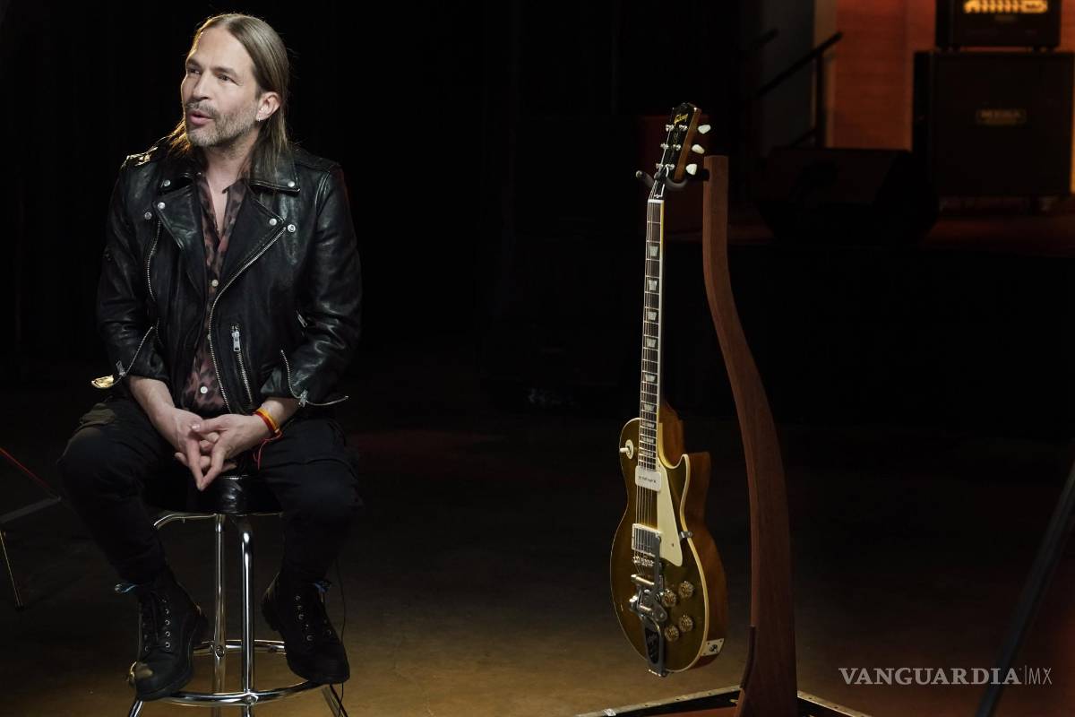 $!Sergio Vallin, guitarrista del grupo de rock Mana sentado junto a su guitarra Gibson Les Paul Goldtop de edición limitada.