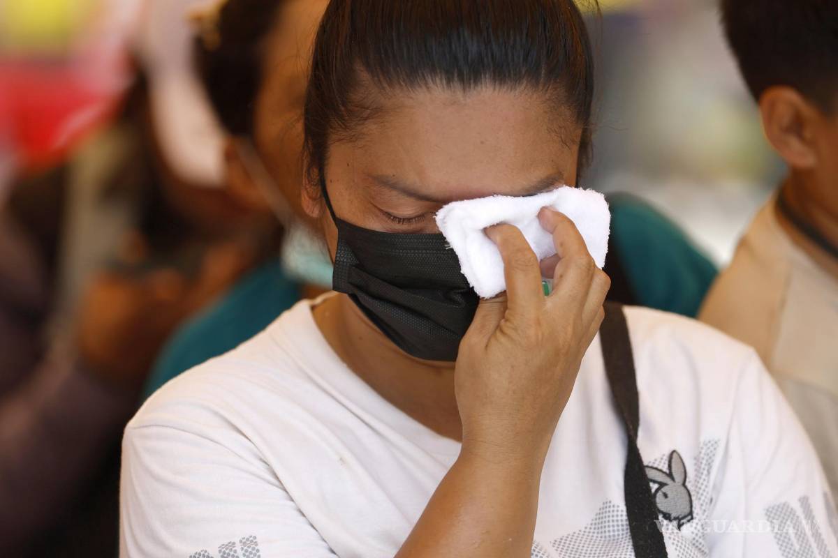 $!Kannika Noommisri llora mientras espera a sus familiares desaparecidos durante una operación de búsqueda de sobrevivientes en Bangkok, Tailandia.