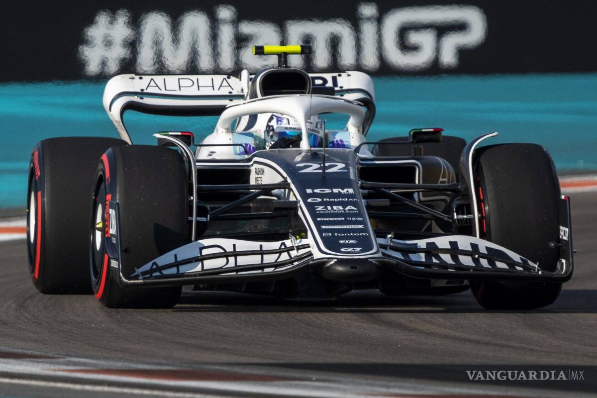 $!El piloto japonés Yuki Tsunoda de la Scuderia AlphaTauri en acción durante los entrenamientos libres 2 del Gran Premio de Fórmula 1 de Miami.