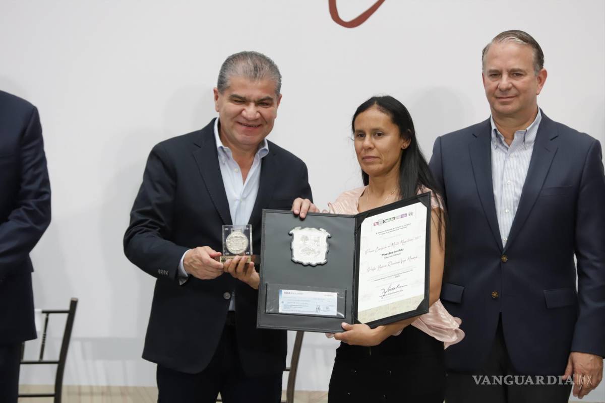 $!Yajaira Rosalinda Vega Mendoza, docente de Primaria de la escuela “Eloy Dewey Saavedra”, de Saltillo, fue una de las galardonadas.