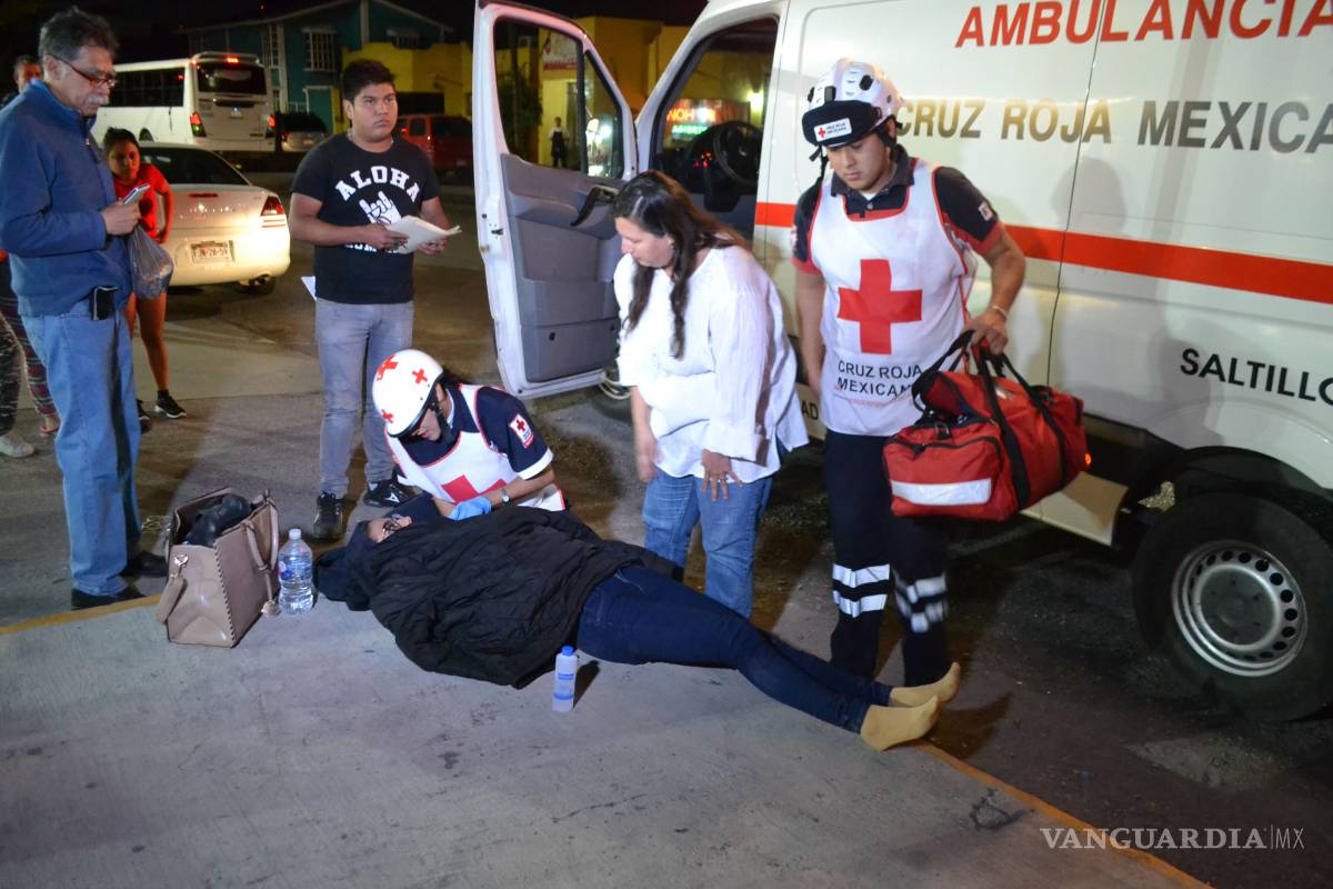 $!Colisionan de frente combi con camioneta en centro de Saltillo; varios pasajeros resultan lesionados