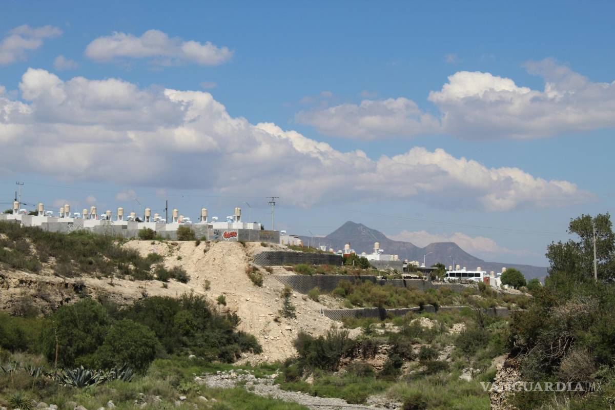 $!En el Cañón de San Lorenzo, una barda divide el inicio del área natural protegida de una casa particular.