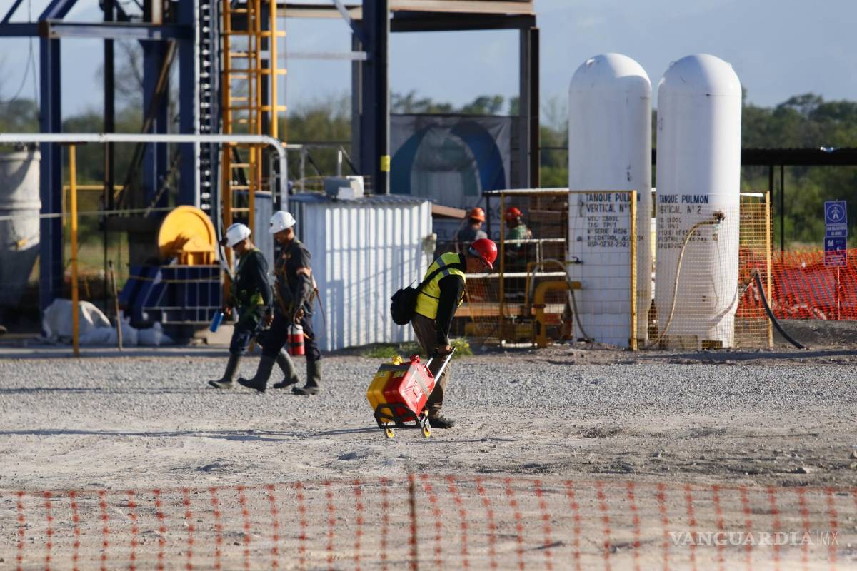 $!El ir y venir de los que trabajan en el rescate, es seguido atento por los familiares.