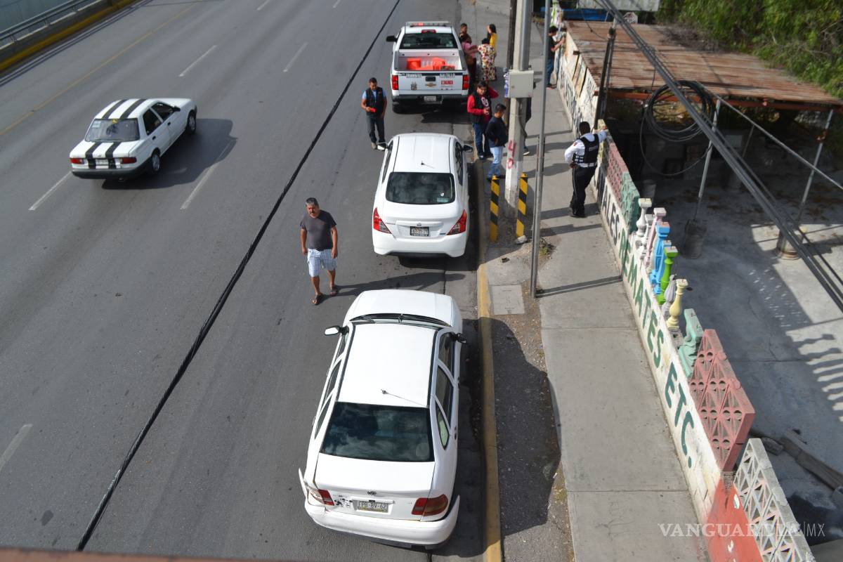 No puede frenar su camión y causa carambola en periférico