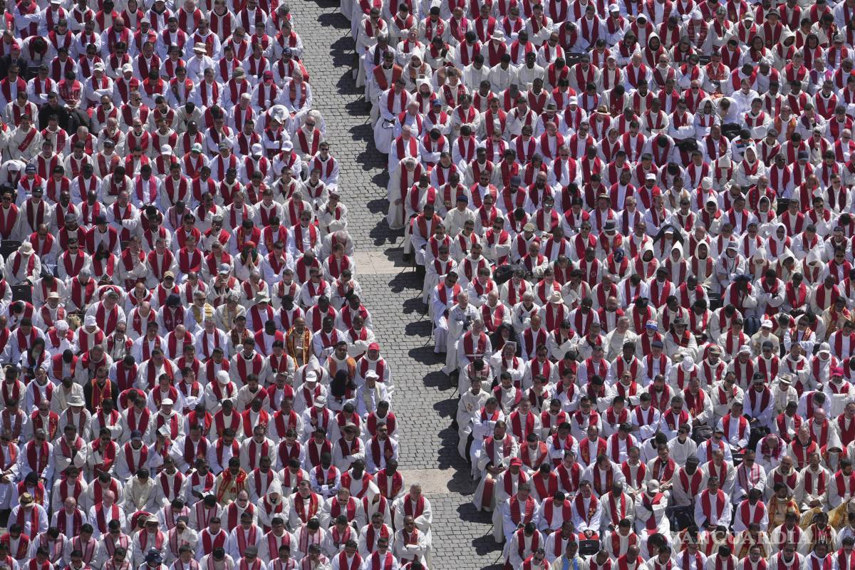 $!Miembros del clero asisten al funeral del papa Francisco, en la Plaza de San Pedro del Vaticano.