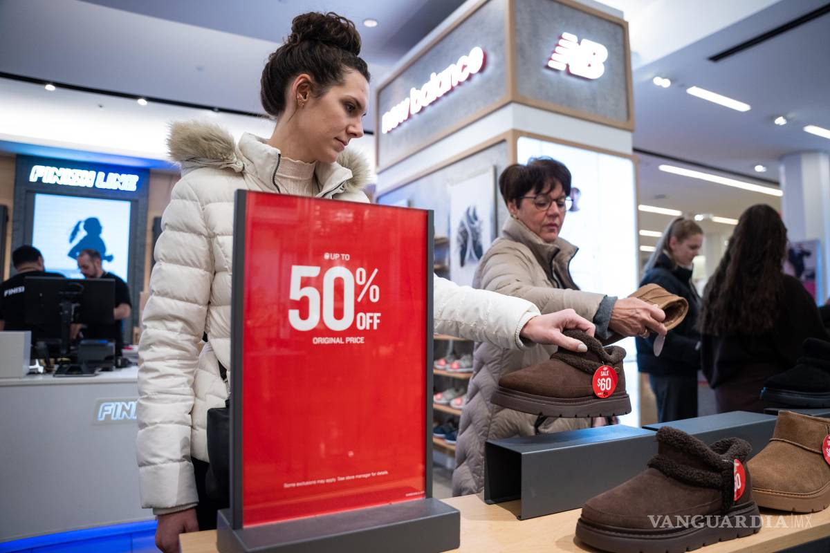 $!Los compradores del Viernes Negro miran zapatos en la tienda insignia de Macy’s en Nueva York el viernes 28 de noviembre de 2025.