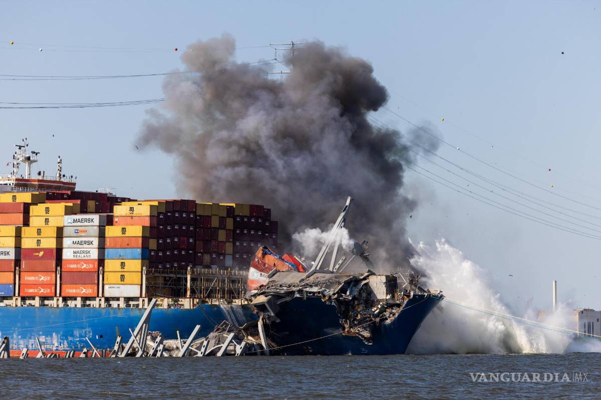 Con detonaciones inician labores para retirar escombros de puente Baltimore (video)