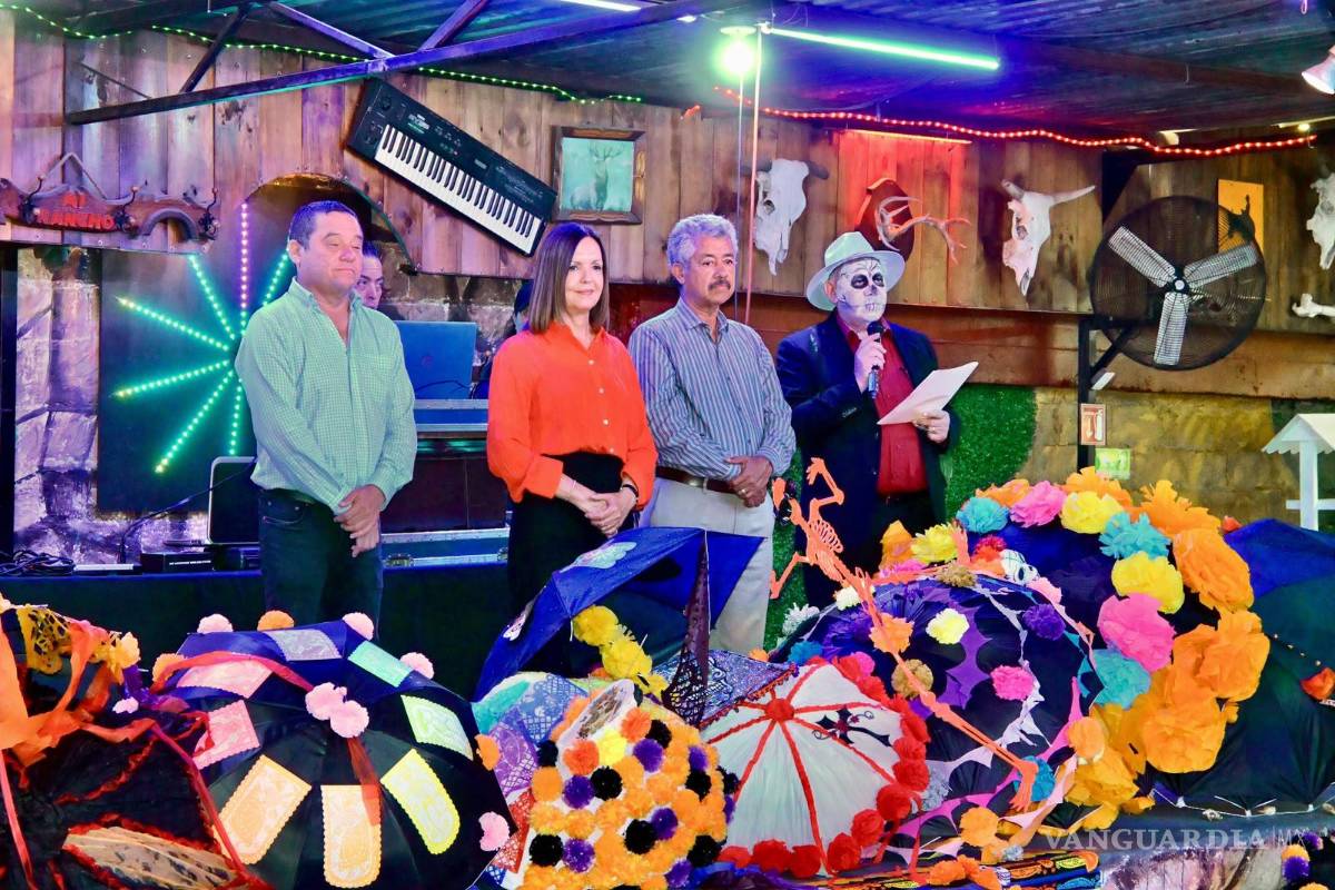 $!La alcaldesa Sara Irma Pérez Cantú reconoció la creatividad de los alumnos y llamó a mantener vivas las tradiciones del Día de Muertos.