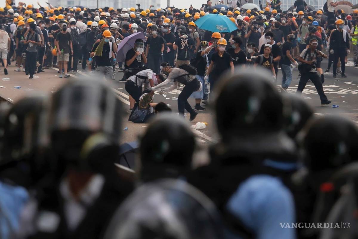 Miles de manifestantes toman Hong Kong y Policía disuelve la masiva protesta