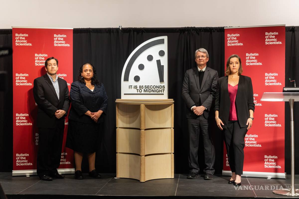 $!Fotografía cedida por el Boletín de Científicos Atómicos donde aparecen sus integrantes, de izquierda a derecha, Jon B. Wolfsthal, Asha M. George, Steve Fetter y Alexandra Bell presentando el Reloj del Juicio Final, fijado a 85 segundos para la medianoche, durante una rueda de prensa este martes, en Washington, Estados Unidos.