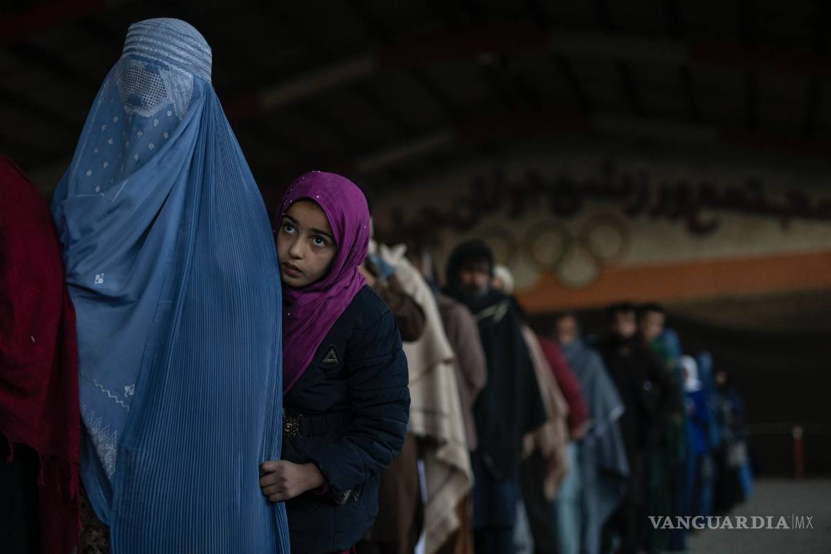 $!Mujeres esperan en fila para recibir dinero en efectivo durante una entrega de ayuda del Programa Mundial de Alimentos, en Kabul, Afganistán.