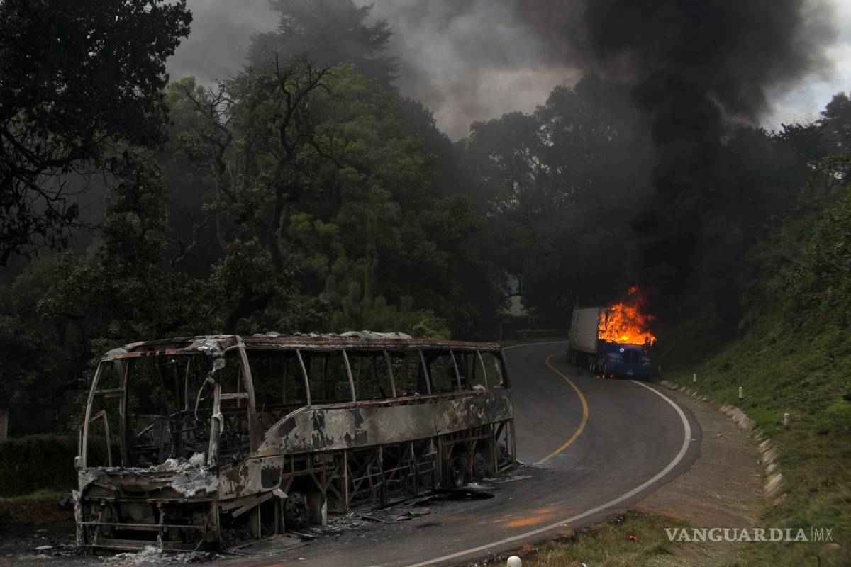 Detienen a 49 normalistas en Michoacán
