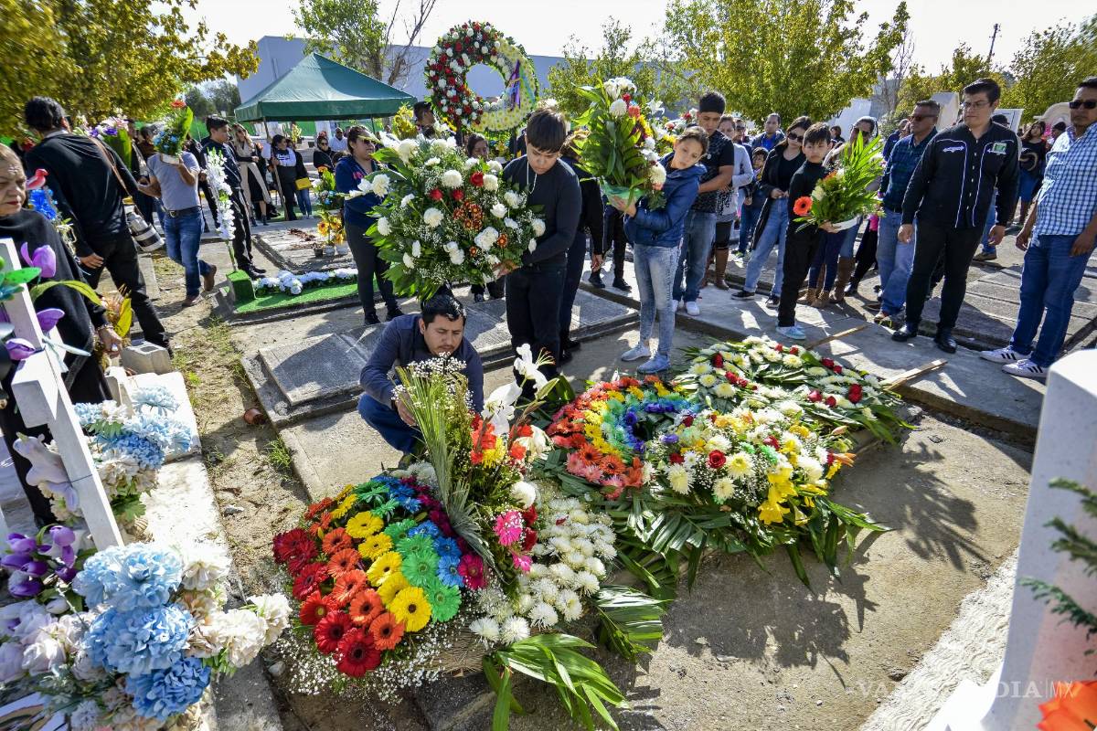 $!Flores de diferentes colores fueron colocados sobre la cripta del Magistrade.