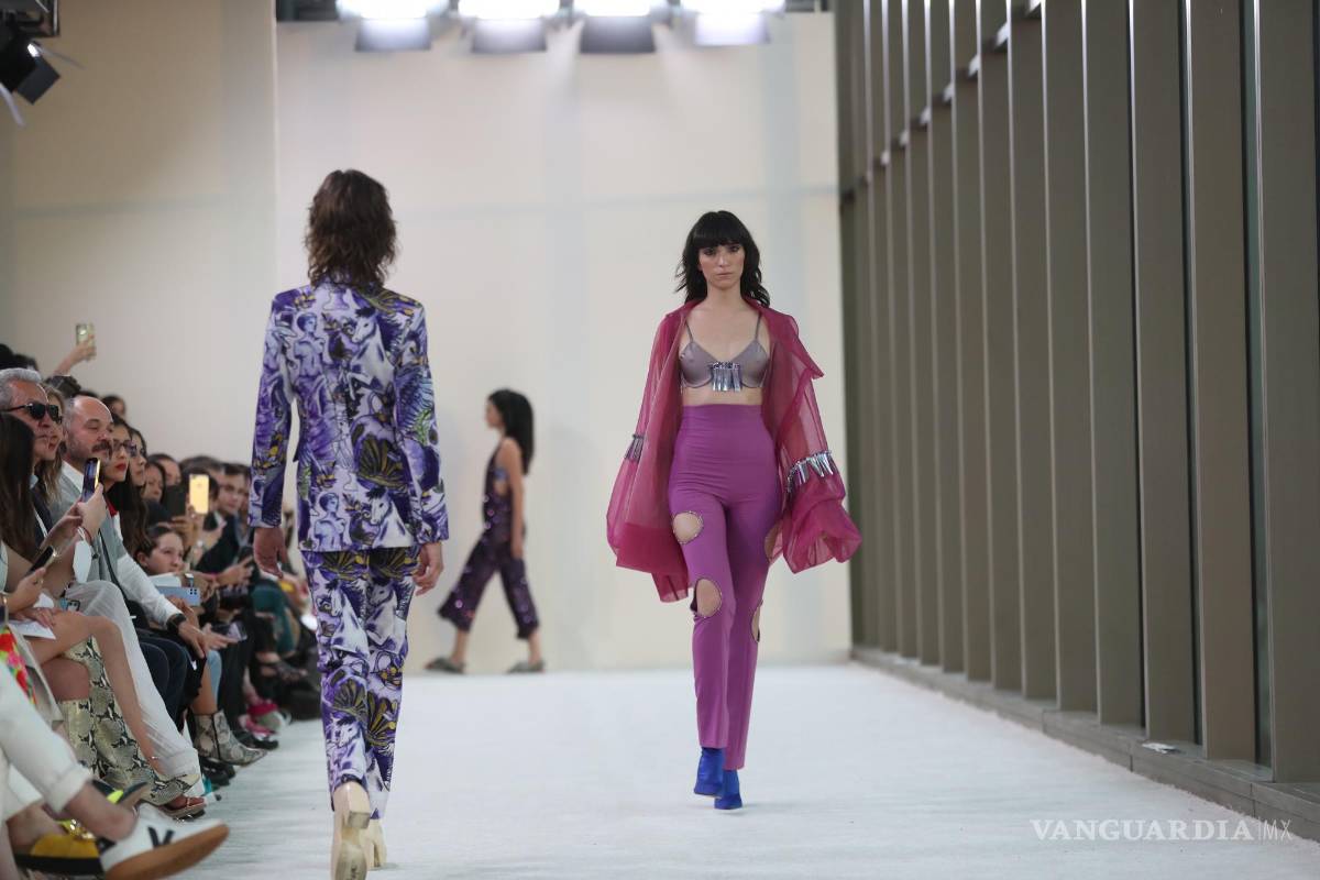 $!Una modelo luce creaciones de la diseñadora mexicana Alexia Ulibarri en el segundo día de actividades del Mercedes-Benz Fashion Week, en CDMX.