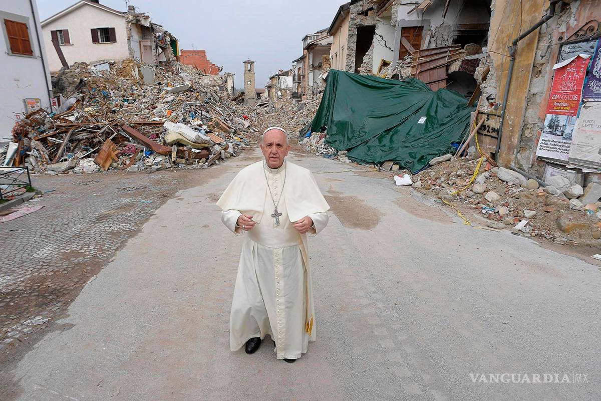 Papa Francisco visita de sorpresa Amatrice, pueblo italiano devastado por el terremoto (fotos)