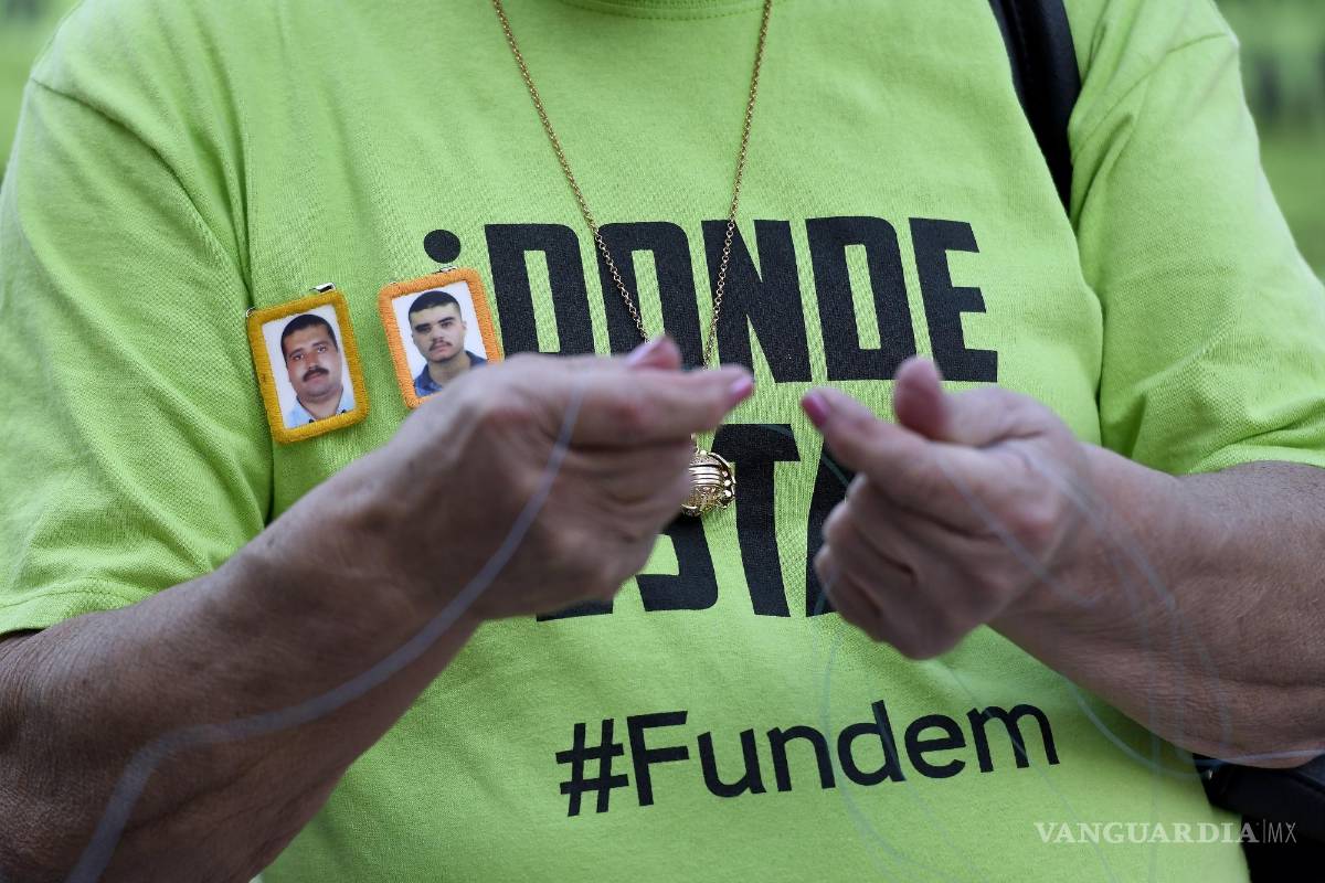 $!Madres de desaparecidos frente al Palacio de Gobierno, donde colocaron fotos de sus familiares colgadas de uno de los árboles de Plaza de Armas