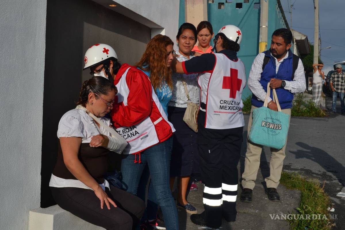 $!Se ‘vuela’ un alto y destroza su coche