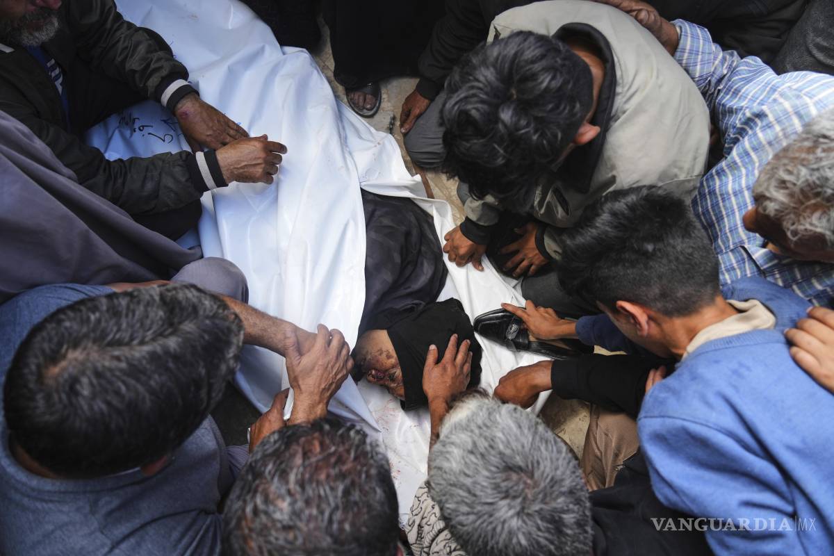 $!Palestinos lloran sobre el cuerpo de Al-Akhras, que murió cuando se dirigía a un centro de ayuda en Gaza, durante su funeral en el Hospital Nasser en Jan Yunis.