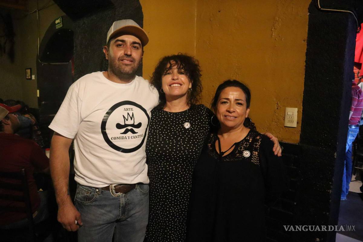 $!Artistas ‘enchulan’ el Chacho’s Bar con exposición inspirada en la cantina