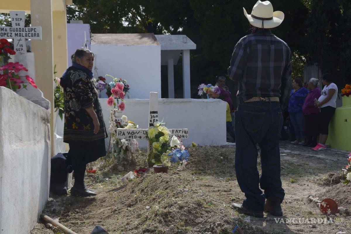 $!En el Día de Muertos, ellos no olvidan ni dejan solos a sus seres queridos [FOTOS]