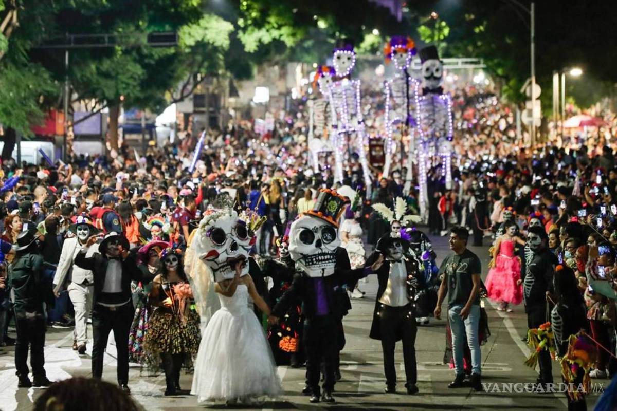$!Aspectos de la procesión de catrinas del Ángel de la Independencia al Zócalo capitalino.