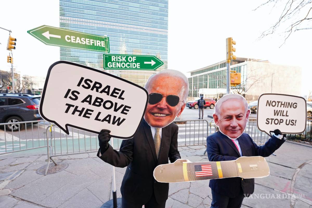 $!Activistas de Avaaz piden el fin del apoyo de Estados Unidos a la guerra de Israel en Gaza, fuera de la ONU el martes 20 de febrero de 2024 en Nueva York.