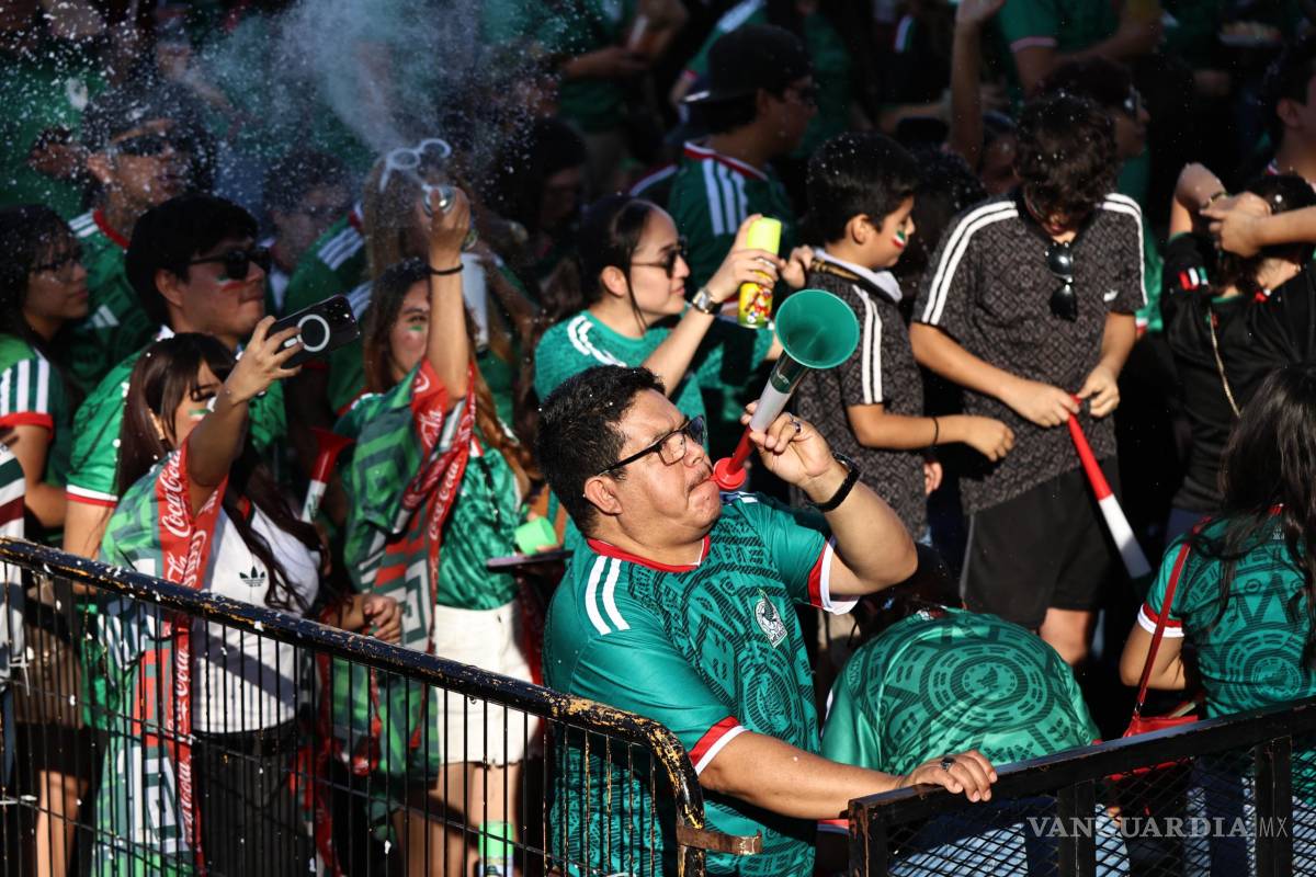 $!El ambiente familiar predominó durante la transmisión del encuentro entre México e Inglaterra en el Biblioparque Norte.