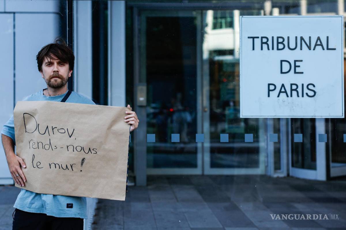 $!Un hombre, que se identificó como Eugene, sostiene un cartel que dice “Durov, devuélvannos el muro” frente al Tribunal Judicial de París, en París.