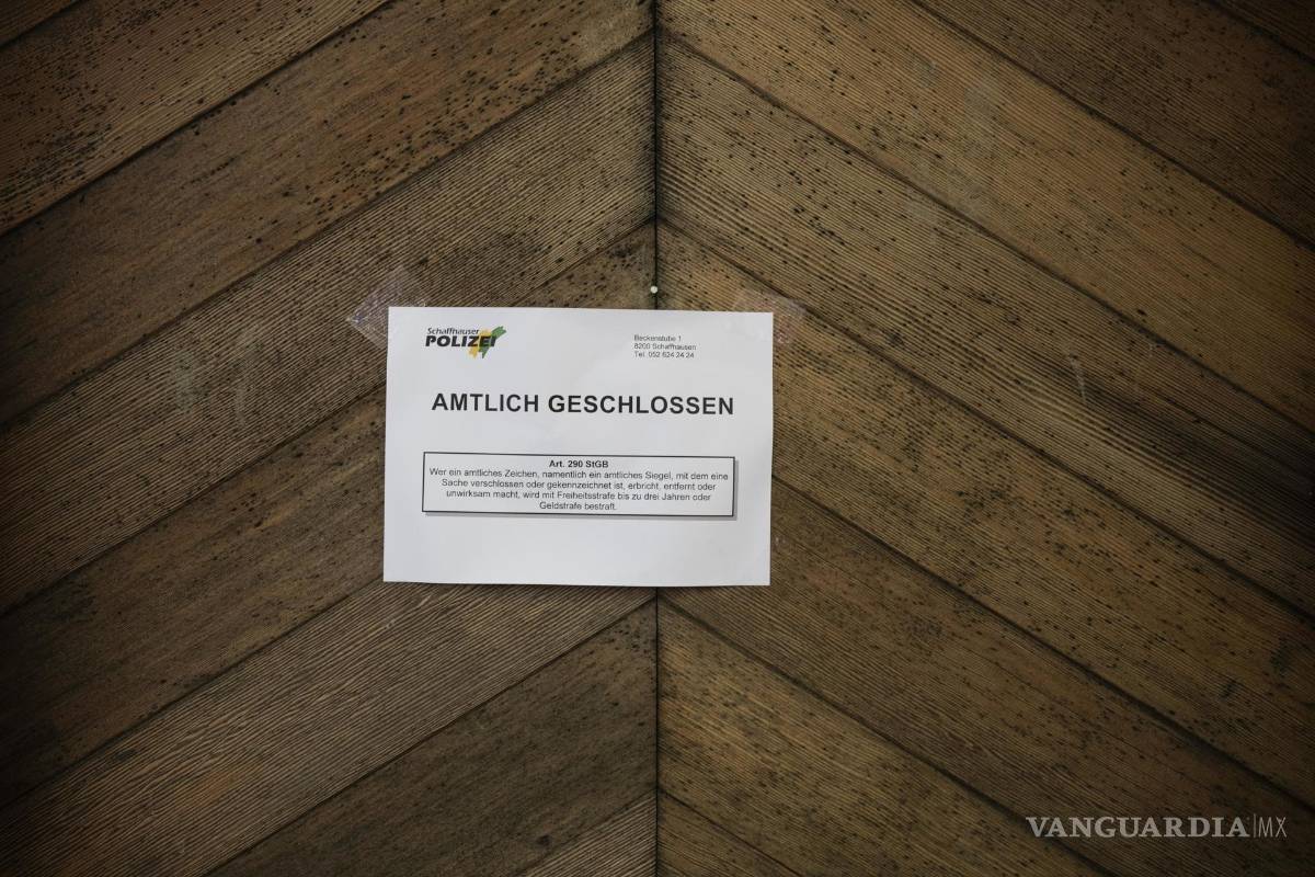 $!La puerta de la cabaña sellada oficialmente asociada con el primer uso de la cápsula Sarco en Merishausen, Suiza