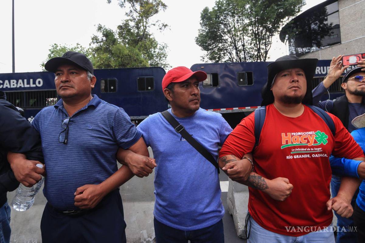 $!CIUDAD DE MÉXICO, 17JUNIO2026.- Maestros pertenecientes a la Coordinadora Nacional de Trabajadores de la Educación, se mantuvieron sobre Calzada Tlalpan, luego de que la policía capitalina impidiera su paso rumbo al Estadio CDMX. FOTO: ROGELIO MORALES /CUARTOSCURO.COM