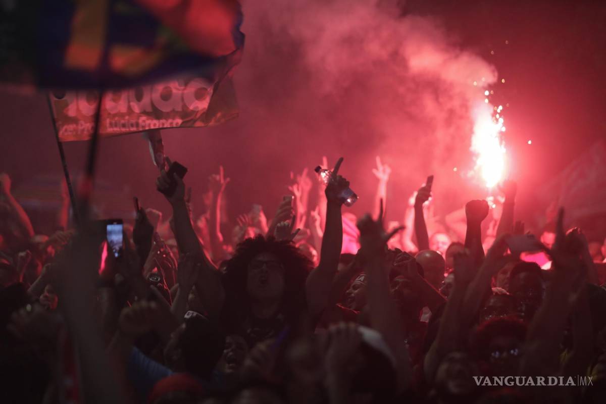 $!Simpatizantes de Luiz Inácio Lula da Silva celebranen la Avenida Paulista de Sao Paulo (Brasil).